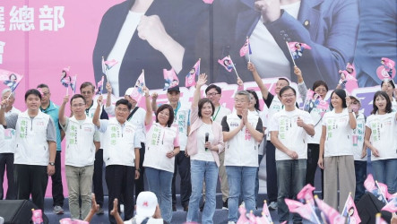 何欣純成立海線競選總部  江啟臣盼攜手攤商拚升級