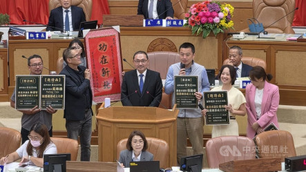 民進黨議員贈「功在新北」 邀站台　侯友宜僅致謝