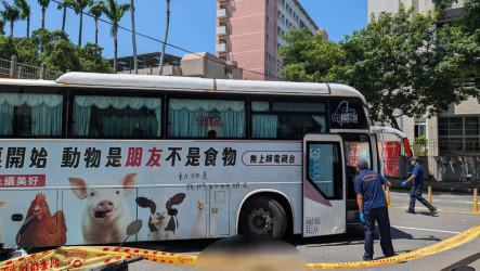 台中西區客運撞行人  新加坡婦受困車底救出送醫