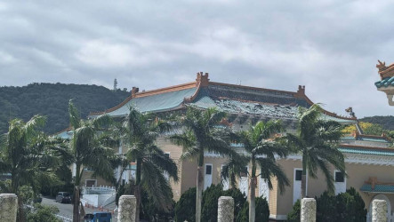 故宮北院研究大樓屋頂瓦片滑落  故宮：已提報修復
