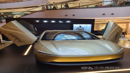特斯拉無人駕駛電動車  上海只展不賣