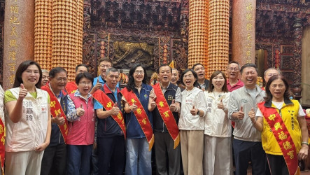 蘇巧慧參拜宮廟　偕英駐台代表登山盼打造國際山城品牌