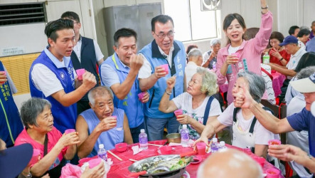 參選人拚行程　車上用餐是常態、1碗泡麵就解饞