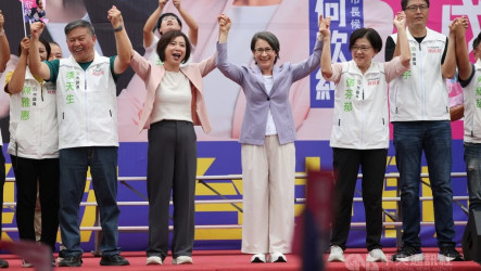 蕭美琴讚何欣純同理心願捲袖解決問題　江啟臣掃街獲贈喉糖打氣