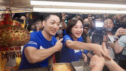 柯志恩與蔣萬安合體六合夜市掃街　品嚐高雄小吃
