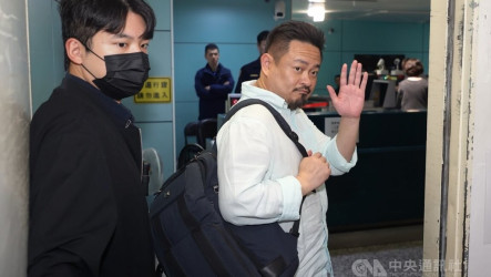 勞動部長洪申翰抵桃機搭機赴中國南京　低調揮手致意未受訪