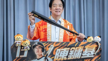 賴總統錄影片贈紀念球棒　祝福球星陳鏞基引退