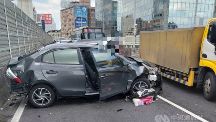 台一線高架道路三重段4車追撞8傷　車流回堵