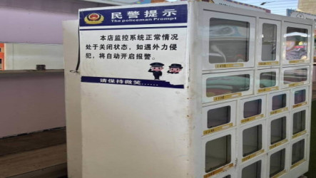台中潭子車站市集出現簡體字「民警提示」　台鐵：業者放置
