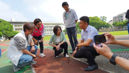 何欣純爭取校園整建經費　江啟臣市場掃街提政見