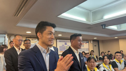 蔣萬安議會送水果  簡舒培問有無藍莓引笑聲