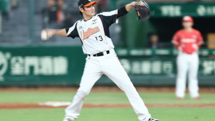 龍隊打線發揮12分差搶勝　獅隊43歲老將陳鏞基初登板投球
