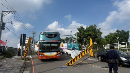 遊覽車撞擊限高架幸無人傷　高雄警將開罰