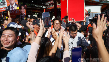 赴五分埔掃街親戚到場加持　沈伯洋細數過去歷史