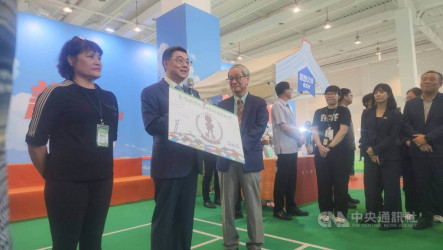 卓榮泰兒少書展朗讀繪本  勉勵閱讀累積寶貴財富