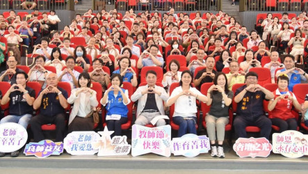 表揚優良教師　鍾東錦：全力支持優化校園與教育環境