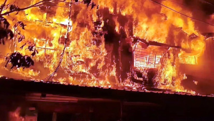 嘉義市木造民宅火警全面燃燒　住戶及時逃出