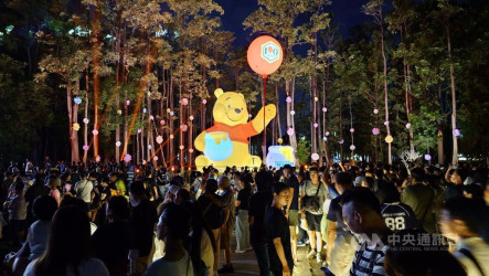 中秋夜嘉義市北香湖畔  9米小熊維尼吸引萬人朝聖
