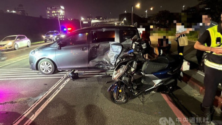 新北新莊重新堤外道路車禍　5輛汽機車碰撞7傷4送醫