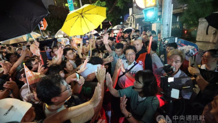沈伯洋赴師大夜市拜票　盼支持民眾消費挺店家