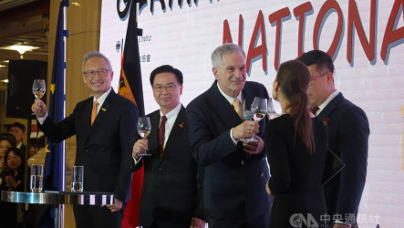 德國代表：西德當年若須棄民主接受專制　統一不會實現