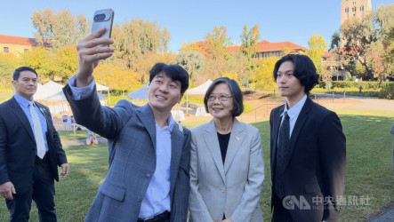 蔡英文史丹佛演說掀旋風　親切為台生簽名