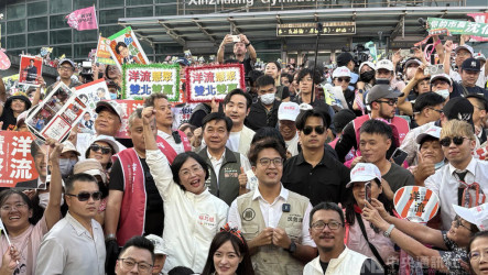 沈伯洋再同台蘇巧慧新北造勢　喊「只差最後1哩路」