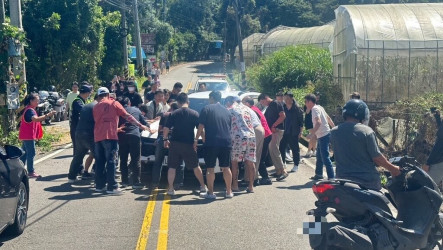 台中新社小客車重機碰撞　民眾合力抬車恢復交通