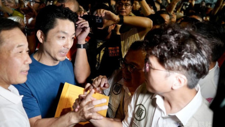 沈伯洋、蔣萬安同場短暫交談　雙方支持者喊口號較勁