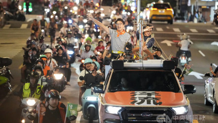 沈伯洋首啟「台北大洋流」車掃　支持者夾道歡迎