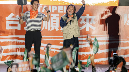 沈伯洋保安宮開箱政見大秘寶　王世堅贈雷神之鎚