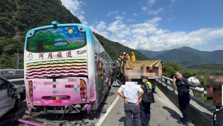 砂石車蘇花改追撞4車　小客車遭夾擊1死