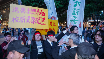 世新校慶小巨蛋包場　抗議學團欲入場遭阻