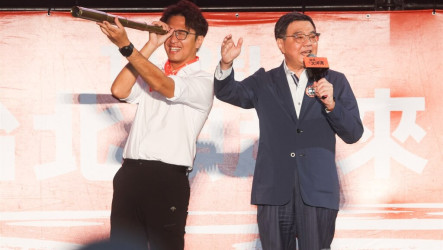 沈伯洋開箱松信區政見大秘寶　蘇春槐力挺、卓榮泰贈望遠鏡