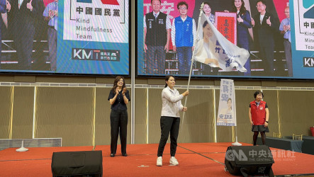 鄭麗文赴竹市　籲支持者團結力挺高虹安