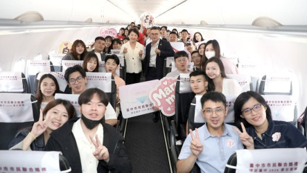 台中市66對新人完成高空婚禮　盧秀燕飛機上證婚