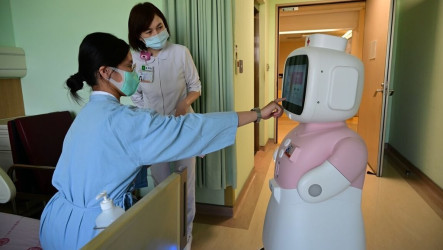亞大醫院展健康台灣深耕成果　機器人助醫護降載