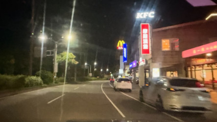 颱風薔琵來襲傳速食店招牌掉落　中市警：AI生成圖片