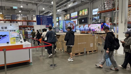 iPhone Duo開賣遇颱風　好市多內湖店首批到貨售罄