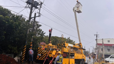 颱風薔琵逼近嘉義沿海2000多戶停電  台電搶修中