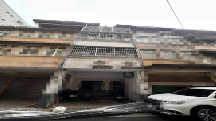 颱風薔琵來襲　台中梧棲民宅鐵皮遭吹落、清水大樹攔腰折斷
