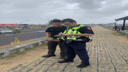颱風薔琵侵襲　衝高美濕地觀浪警開4勸導單