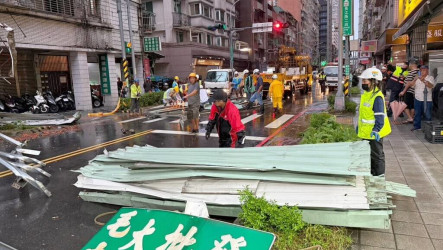 颱風掀翻屋頂鐵皮砸轎車  新北板橋長江路傍晚恢復單向通車