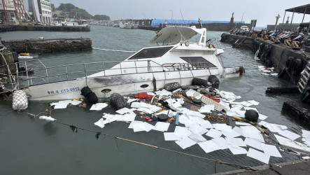 強浪衝擊小琉球漁船斷纜破損　海巡設攔油索防油污擴散