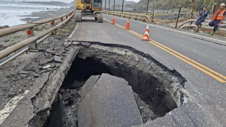 台11線遭長浪掏空路基　2車閃避不及爆胎
