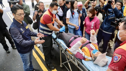 蔣萬安南港勘災復原進度　目睹清掃志工阿嬤頭暈坐地