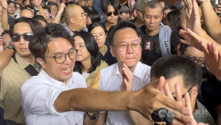 沈伯洋「洋流號」到新竹市　合體莊競程掃街拜票