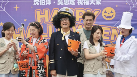 沈伯洋天母萬聖節發糖  爆炸頭船長PUMA亮相