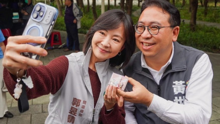 郭昱晴手作企鵝阿爸模型助陣　力挺黃世杰拚桃園市長