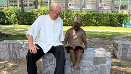 雕塑家王秀杞創作  國父紀念館「閱讀少男」銅雕揭幕